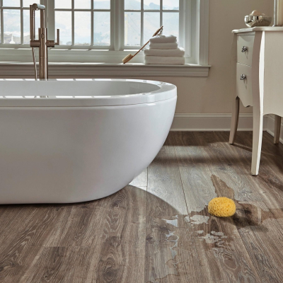 Топ-5 причин перейти на кварцвинил в ванной вместо традиционной плитки