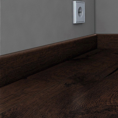 Материалы плинтусов: пластик, дерево, МДФ, шпон – что лучше?