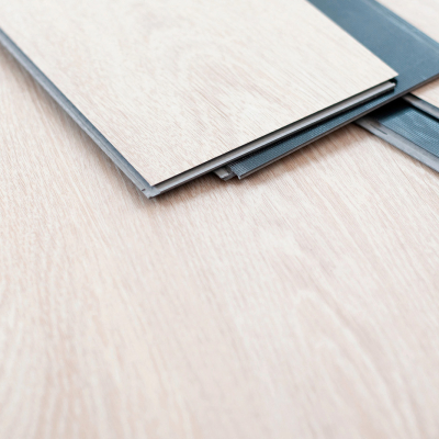 Как укладывать ПВХ плитку на деревянный пол: советы и рекомендации